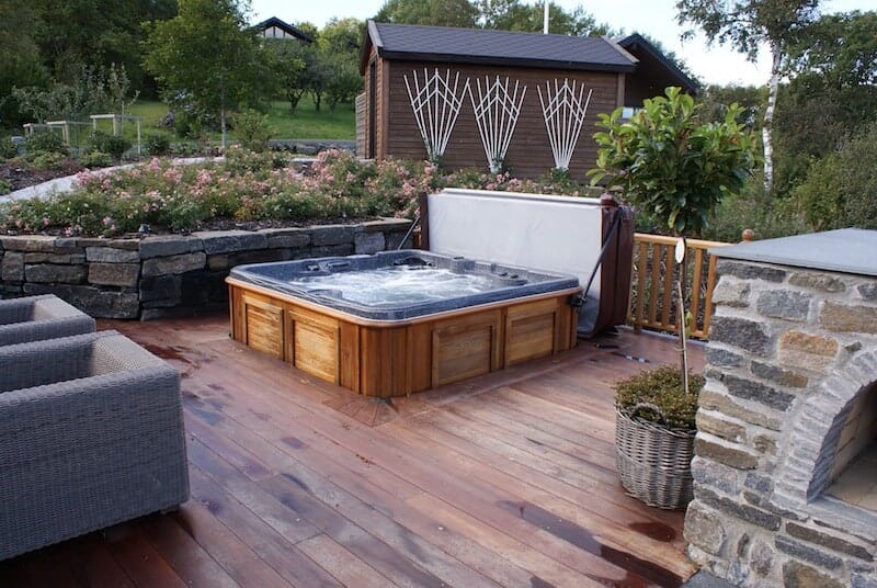 arctic-spas-hot-tub-sunk-in-deck-garden